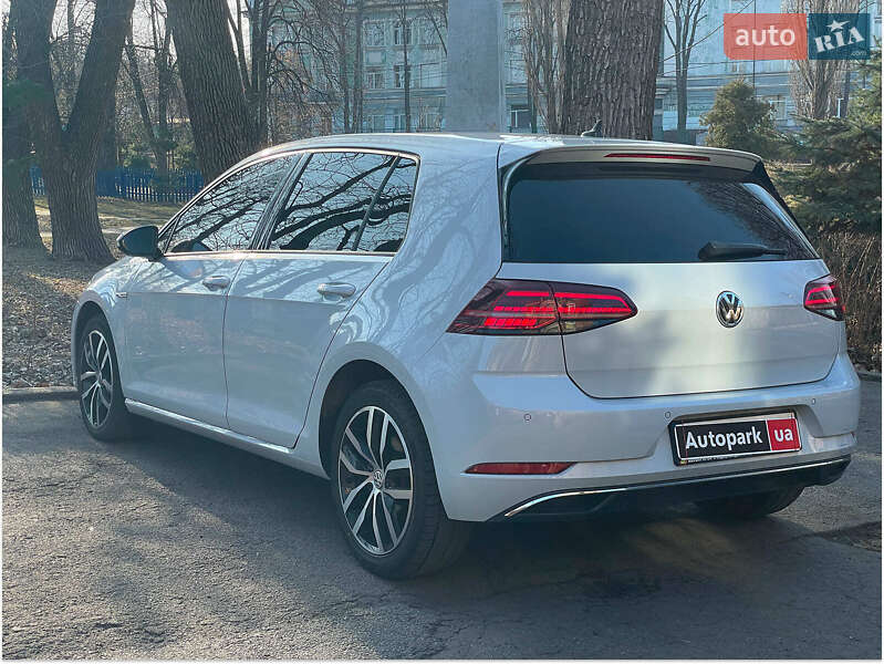 Хэтчбек Volkswagen e-Golf 2018 в Киеве