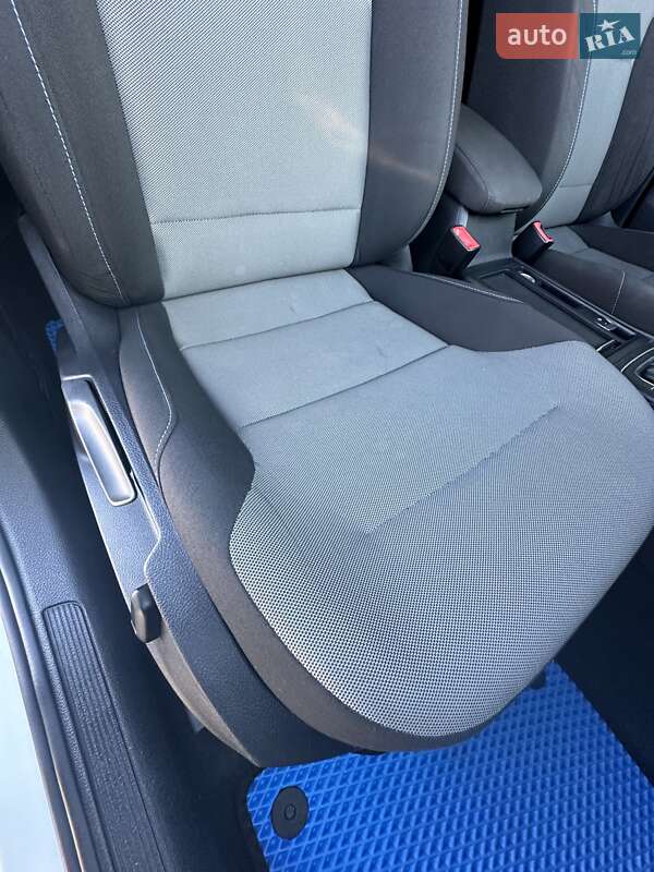 Хетчбек Volkswagen e-Golf 2014 в Івано-Франківську фото 24 Хетчбек Volkswagen e-Golf 2014 в Івано-Франківську