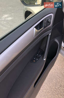 Хэтчбек Volkswagen e-Golf 2014 в 