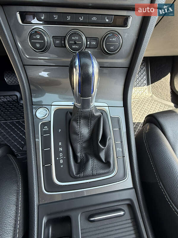 Хетчбек Volkswagen e-Golf 2016 в Сваляві