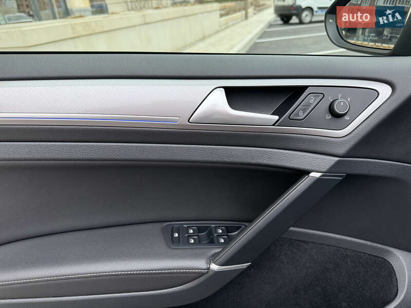 Хэтчбек Volkswagen e-Golf 2015 в Умани