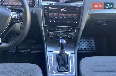 Хэтчбек Volkswagen e-Golf 2017 в 
