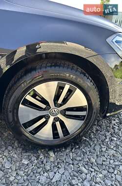 Хетчбек Volkswagen e-Golf 2018 в 