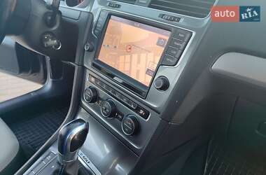 Хэтчбек Volkswagen e-Golf 2015 в 