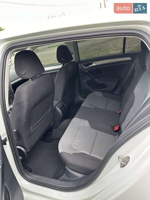 Хэтчбек Volkswagen e-Golf 2015 в Лубнах