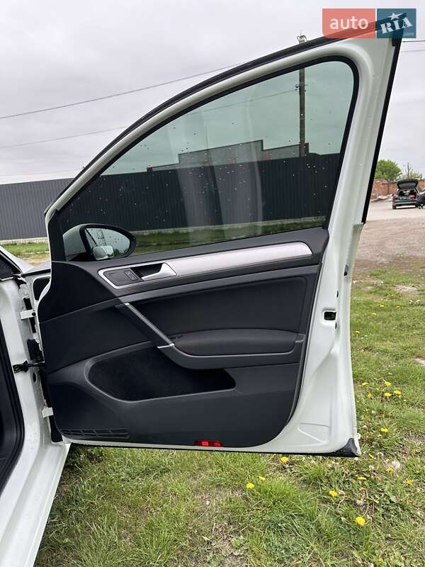 Хэтчбек Volkswagen e-Golf 2015 в Лубнах