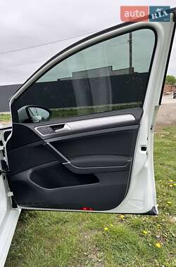 Хэтчбек Volkswagen e-Golf 2015 в 