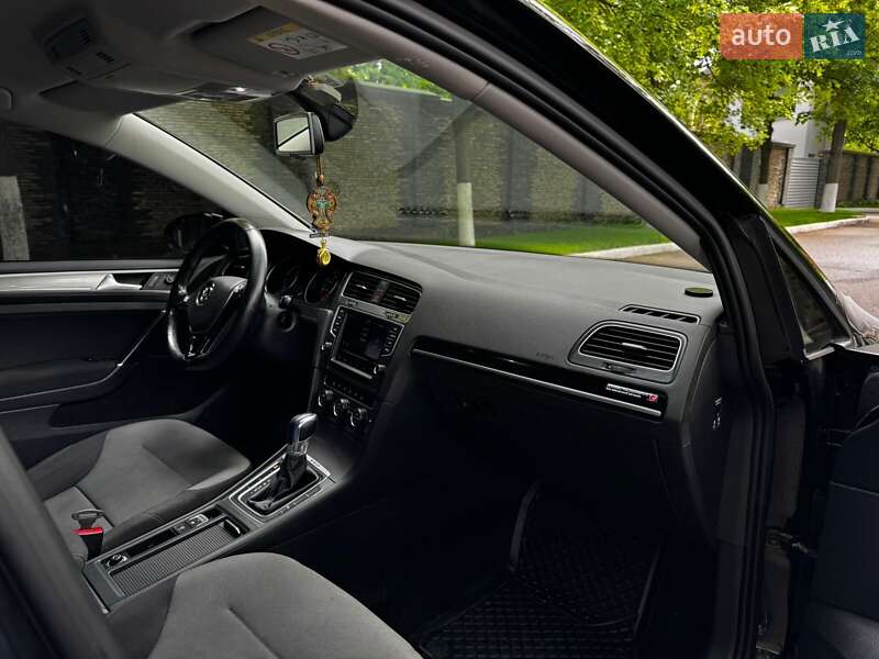 Хетчбек Volkswagen e-Golf 2015 в Дніпрі