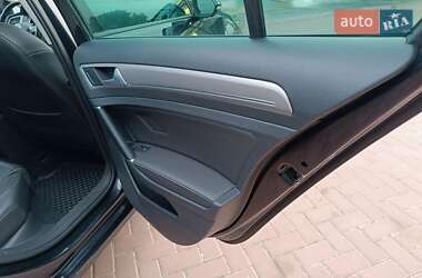 Хетчбек Volkswagen e-Golf 2015 в  фото 57 Хетчбек Volkswagen e-Golf 2015 в