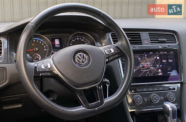 Хетчбек Volkswagen e-Golf 2017 в 
