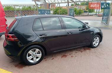 Хетчбек Volkswagen e-Golf 2015 в  фото 17 Хетчбек Volkswagen e-Golf 2015 в