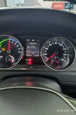 Хетчбек Volkswagen e-Golf 2015 в  фото 3 Хетчбек Volkswagen e-Golf 2015 в