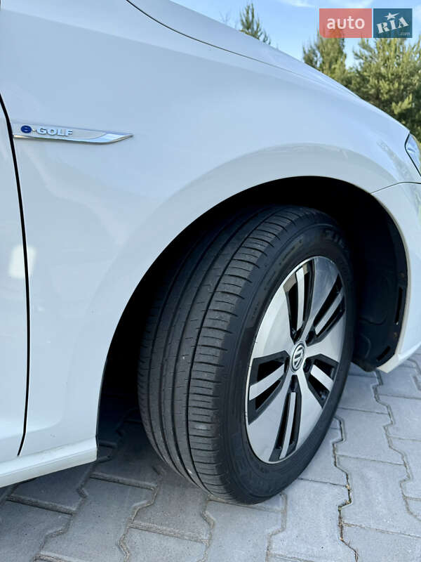 Хэтчбек Volkswagen e-Golf 2016 в Киеве