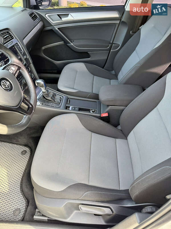 Хэтчбек Volkswagen e-Golf 2016 в Киеве