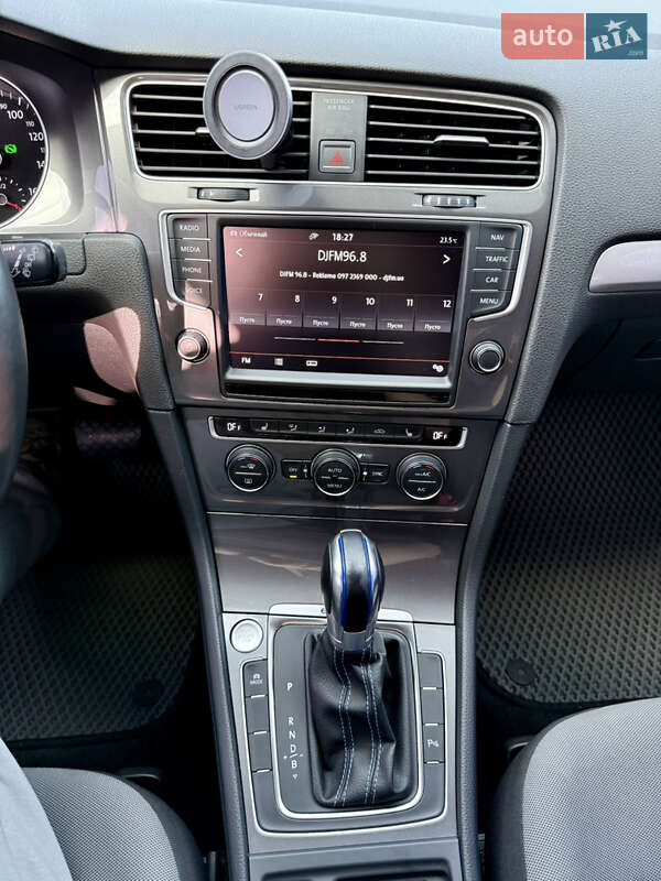 Хэтчбек Volkswagen e-Golf 2016 в Киеве