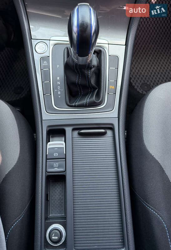 Хэтчбек Volkswagen e-Golf 2016 в Киеве