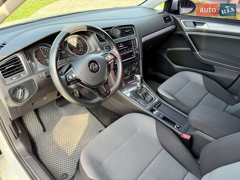 Хэтчбек Volkswagen e-Golf 2016 в Киеве