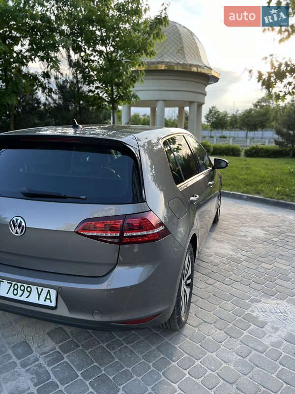 Хэтчбек Volkswagen e-Golf 2015 в Ивано-Франковске
