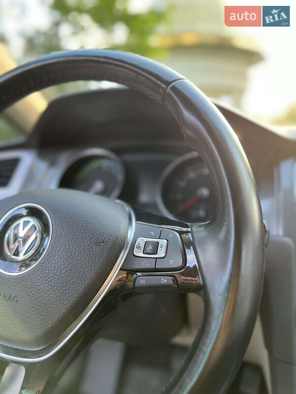 Хэтчбек Volkswagen e-Golf 2015 в Ивано-Франковске