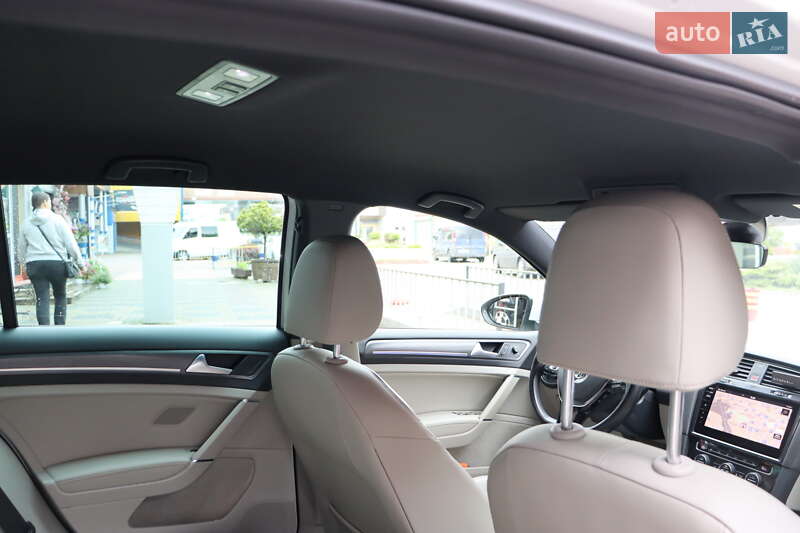 Хэтчбек Volkswagen e-Golf 2018 в Львове