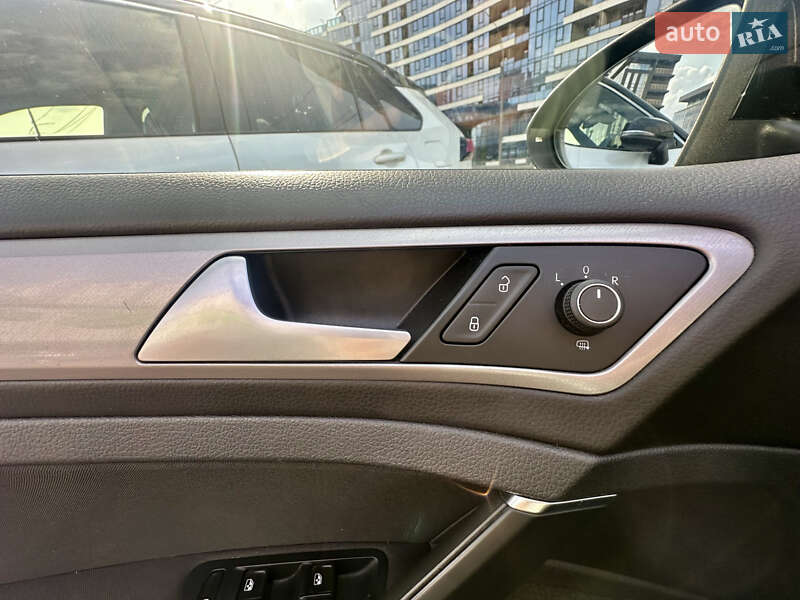 Хетчбек Volkswagen e-Golf 2015 в Києві