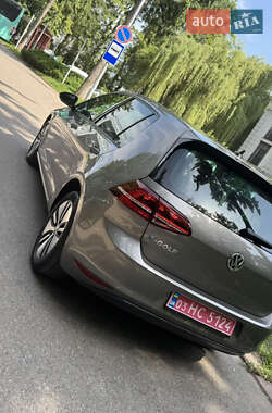 Хэтчбек Volkswagen e-Golf 2015 в 