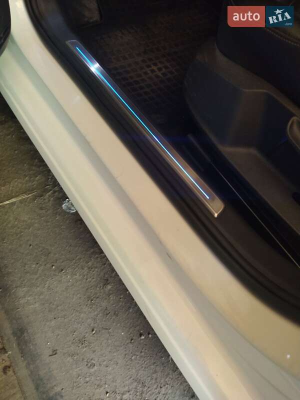 Хэтчбек Volkswagen e-Golf 2014 в Шептицькому