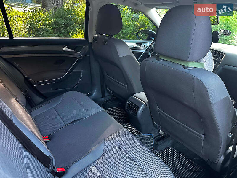 Хетчбек Volkswagen e-Golf 2017 в Києві фото 20 Хетчбек Volkswagen e-Golf 2017 в Києві