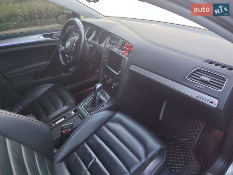 Хэтчбек Volkswagen e-Golf 2016 в Нововолынске