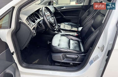 Хэтчбек Volkswagen e-Golf 2017 в 
