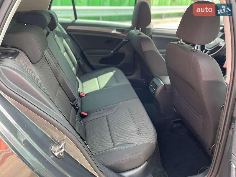 Хэтчбек Volkswagen e-Golf 2019 в Киеве