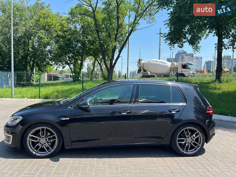 Хэтчбек Volkswagen e-Golf 2015 в Киеве