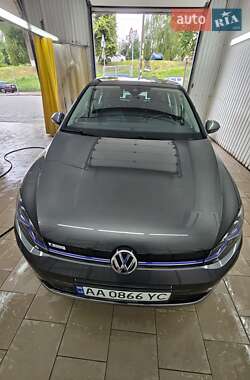 Хэтчбек Volkswagen e-Golf 2017 в 