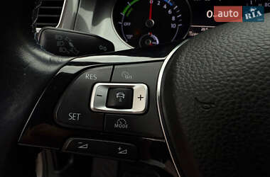 Хетчбек Volkswagen e-Golf 2016 в 
