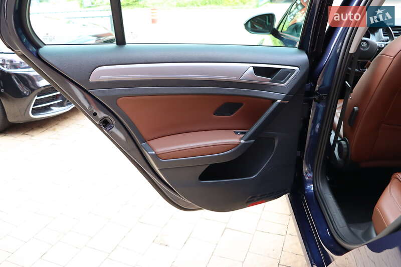 Хэтчбек Volkswagen e-Golf 2016 в Львове