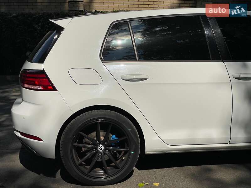 Хетчбек Volkswagen e-Golf 2017 в Києві