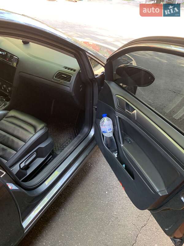 Хэтчбек Volkswagen e-Golf 2018 в Киеве