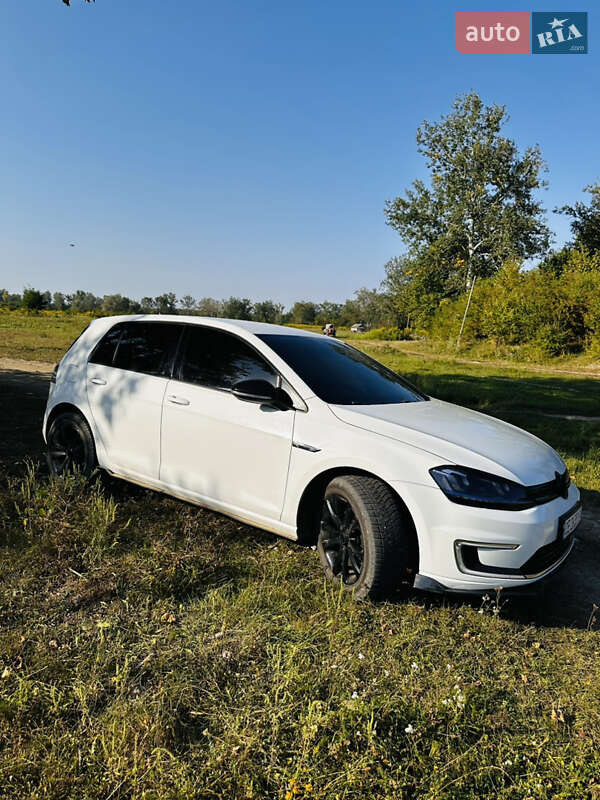 Хетчбек Volkswagen e-Golf 2015 в Чернівцях