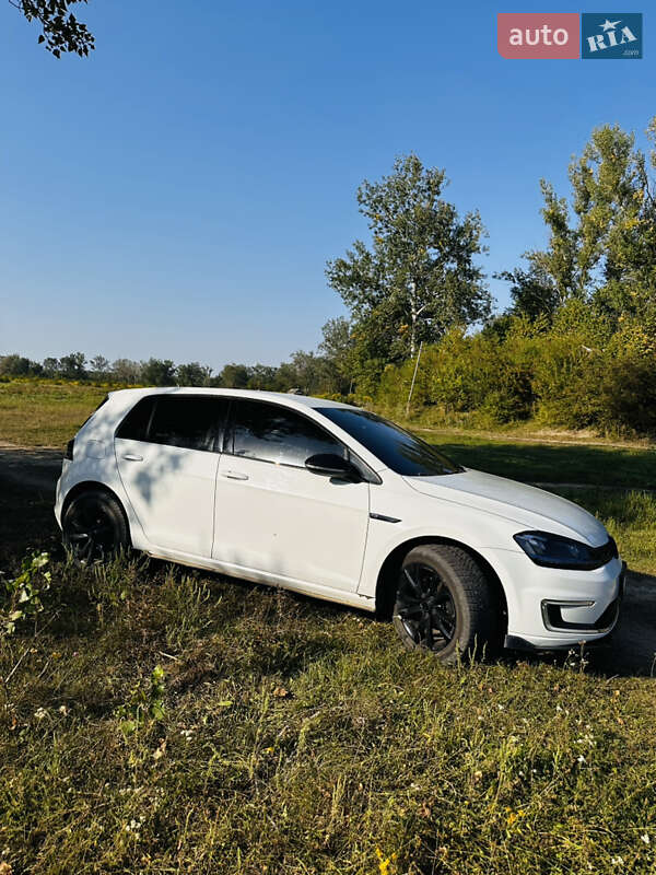 Хетчбек Volkswagen e-Golf 2015 в Чернівцях