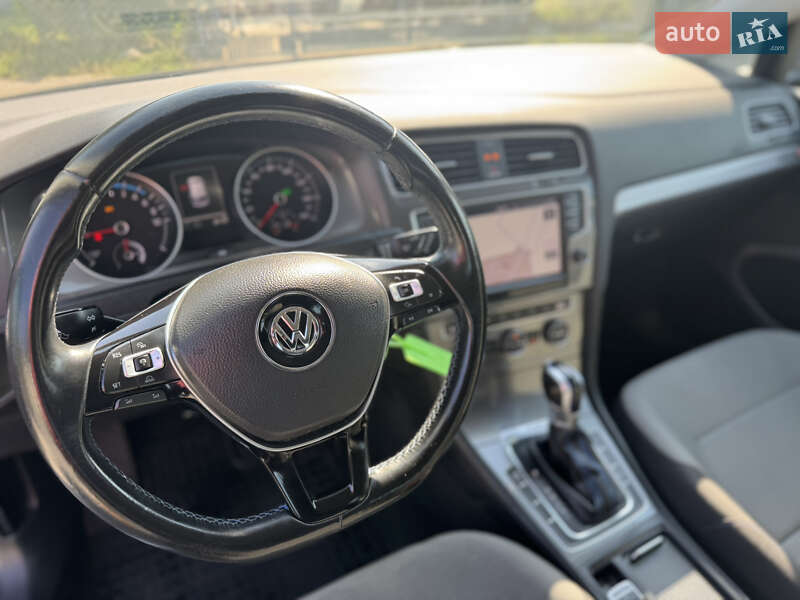 Хетчбек Volkswagen e-Golf 2015 в Рівному