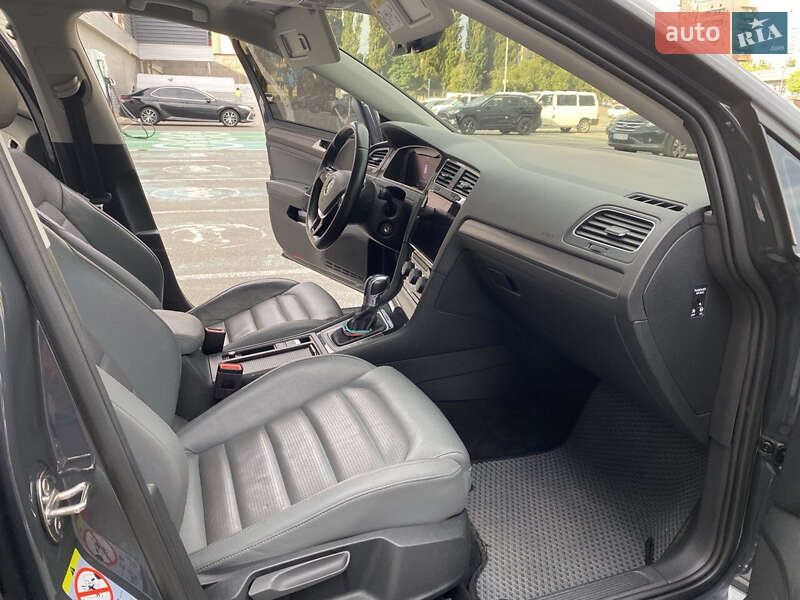 Хэтчбек Volkswagen e-Golf 2018 в Киеве