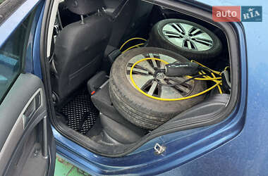 Хэтчбек Volkswagen e-Golf 2015 в 