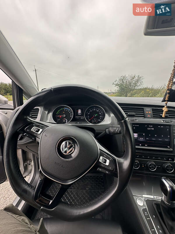 Хетчбек Volkswagen e-Golf 2016 в Городку