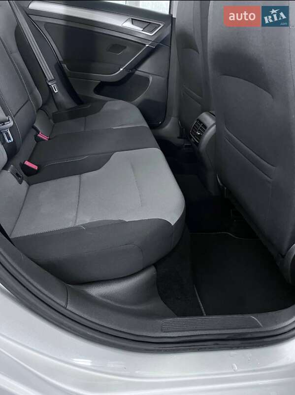 Хэтчбек Volkswagen e-Golf 2015 в Рогатине