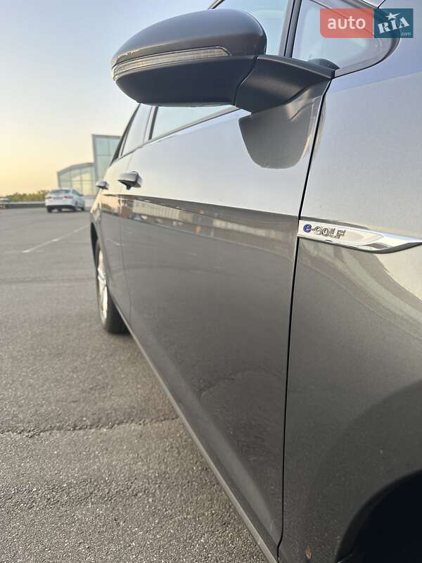 Хэтчбек Volkswagen e-Golf 2018 в Киеве