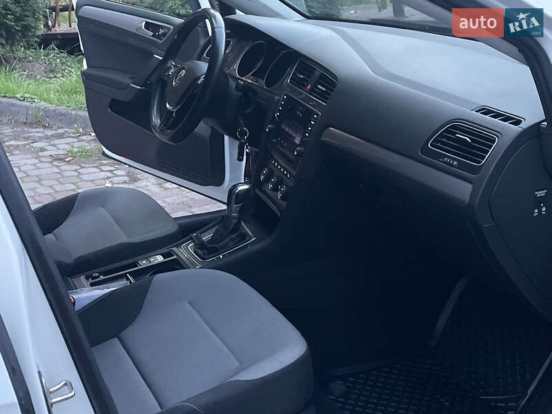 Хетчбек Volkswagen e-Golf 2015 в Львові фото 42 Хетчбек Volkswagen e-Golf 2015 в Львові