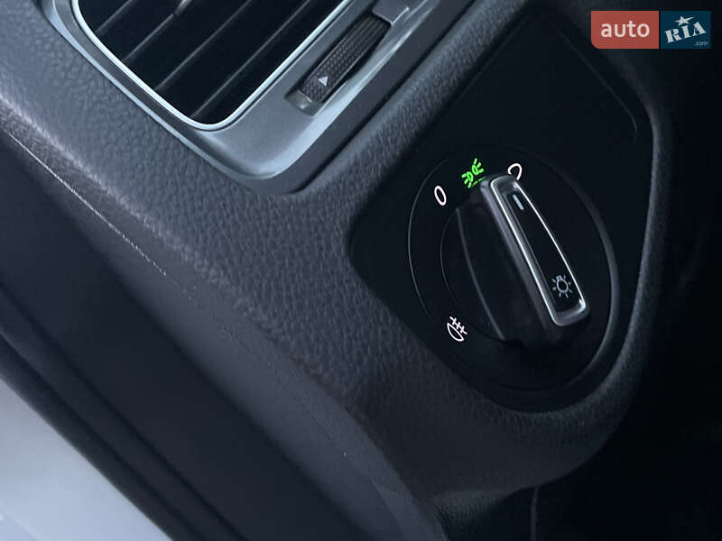 Хетчбек Volkswagen e-Golf 2015 в Львові фото 48 Хетчбек Volkswagen e-Golf 2015 в Львові