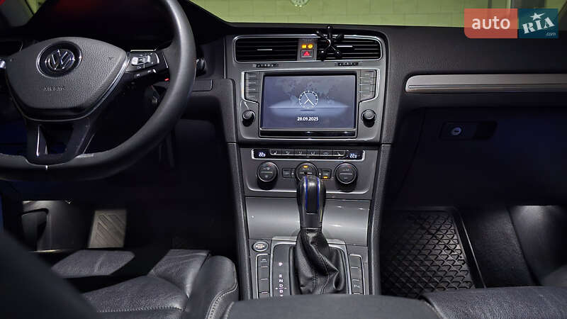 Хэтчбек Volkswagen e-Golf 2016 в Брюховичах