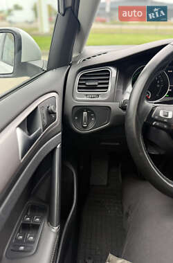Хэтчбек Volkswagen e-Golf 2014 в 