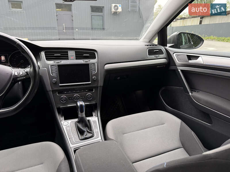 Хэтчбек Volkswagen e-Golf 2015 в Каменец-Подольском